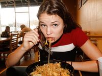 Gaby Mueller Vs Pad Thai (Zishy)