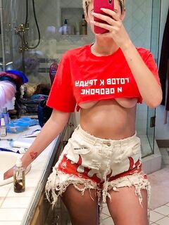 Yesjulz Instagram photos