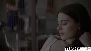 Tushy - Lana Thoades Mette Su Uno Spettacolo Anale