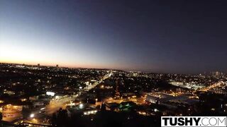 Tushy - Lana Thoades Mette Su Uno Spettacolo Anale