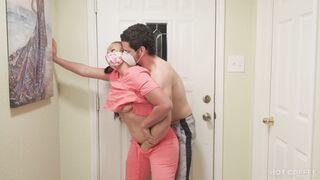 Enfermera Culona Llega A Casa Y Es Bien Recibida Por Su Esposo