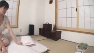 半夜趁妈妈睡着了玩弄她的巨乳然后再偷插她，真刺激