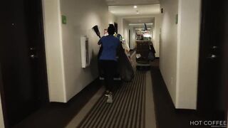 Room Service! Empleada Es Seducida Por Huésped Mientras Limpiaba El Cuarto