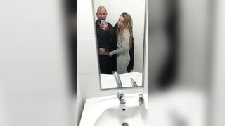 Sexe Dans Les Toilettes De L'aéroport, Il A Hâte De Baiser Mon Cul !!!!