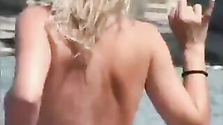 2 Jovencitas De Pezones Duros En La Playa 2