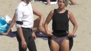 Elle Hesite Mais Fini Par Se Deshabiller Sur La Plage