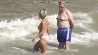 Elle Hesite Mais Fini Par Se Deshabiller Sur La Plage