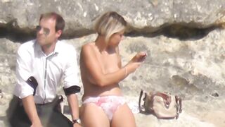 Elle Hesite Mais Fini Par Se Deshabiller Sur La Plage