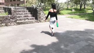 Sigo A Hermosa Morena Para Que Me Chupe La Verga En Público