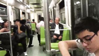 Sigo A Hermosa Morena Para Que Me Chupe La Verga En Público