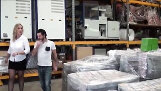 Melany Paris Baise Dans Un Entrepot