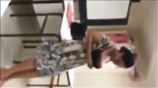 Une Prof Coquine Chauffe Ses Eleves En Plein Cours