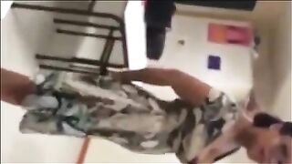 Une Prof Coquine Chauffe Ses Eleves En Plein Cours