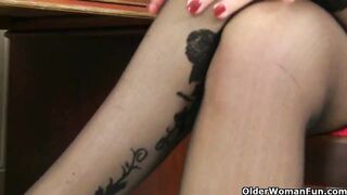 English Granny Savana Is Fingering Her Old Pussy