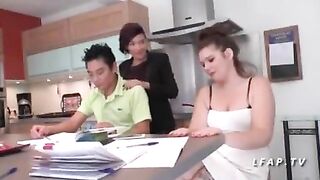 Maman Cougar Aux Gros Seins Enseigne Le Cul A 2 Jeunes