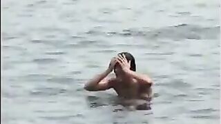 2 Jovencitas De Pezones Duros En La Playa 1