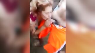 Mujer Practicando Sexo Oral En Punta De Espinillo