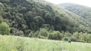 Si Incontrano Nel Bosco E Si Lasciano Andare In Un Amplesso