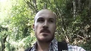 Si Incontrano Nel Bosco E Si Lasciano Andare In Un Amplesso