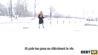 Debt4k. Une Serveuse Super Sexy Aux Cheveux Longs Retourne