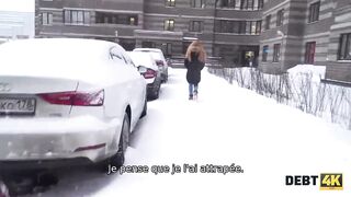 Debt4k. Une Serveuse Super Sexy Aux Cheveux Longs Retourne