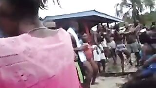 Une Petite Salope Qui Aime La Bite