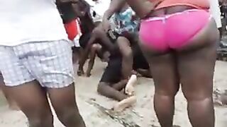 Une Petite Salope Qui Aime La Bite