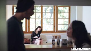 Vixen Jade Nile Gets Help From Her Roommate To Open Her Boyf