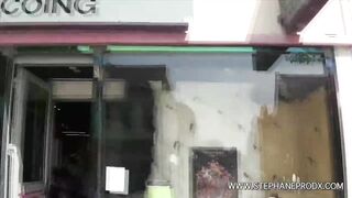 Une Grosse Salope Belge Se Branle Dans Un Sexshop