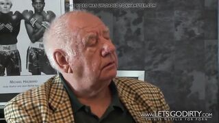 Ganz Enge Fotze Wird Vor Den Alten Gebumst