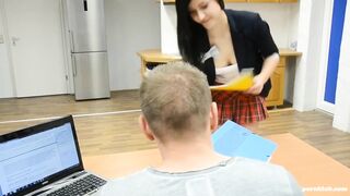 Die Neue Praktikantin Eingearbeitet Und Eingefickt