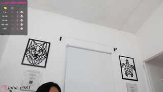 carolina_t (04/01/2022) posing on webcam