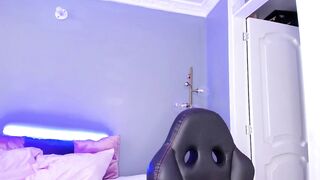 mollyybloom posing on cam 10/19/2022