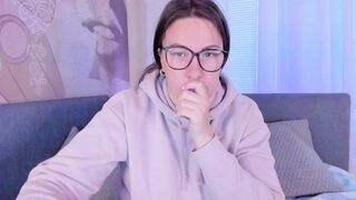 Screenshot from cute_darina's live webcam sex show video