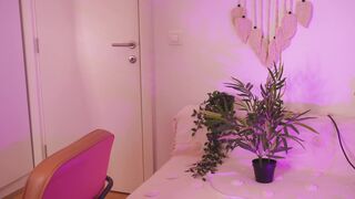 Vixenp posing on webcam (11/25/2022)