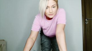 Screenshot from kiki_akai's live webcam sex show video