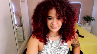 Screenshot from cinnamon_afrodit's live webcam sex show video