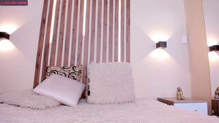 maryevans_ on live cam 04 April 2023