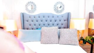 sophie_curves_ webcam chat (04/26/2023)