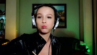 _demi_dee_ posing on webcam (08/15/2023)