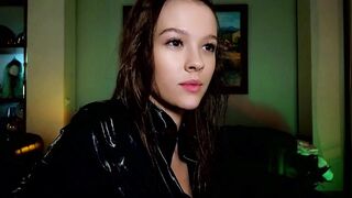 _demi_dee_ posing on webcam (08/15/2023)