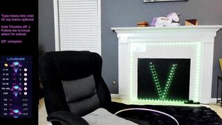 Screenshot from tinyvixxen's live webcam sex show video