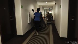 Apartment Service! Empleada Es Seducida Por Huésped Mientras Limpiaba El Cuarto