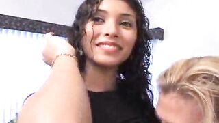 8th Street Latinas Introduces Elizabeth