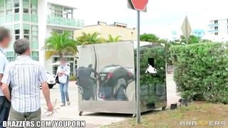 Alexis Monroe Give A Fresh Twist To Public Fucking - Brazzers