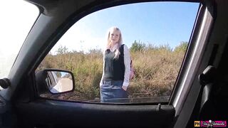 Юную красивую школьницу трахнули в рот и киску по пути из школы